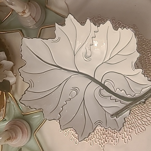 Ceramic Oversized Leaf Shaped Serveware or Centerpiece - Picture 3 of 8